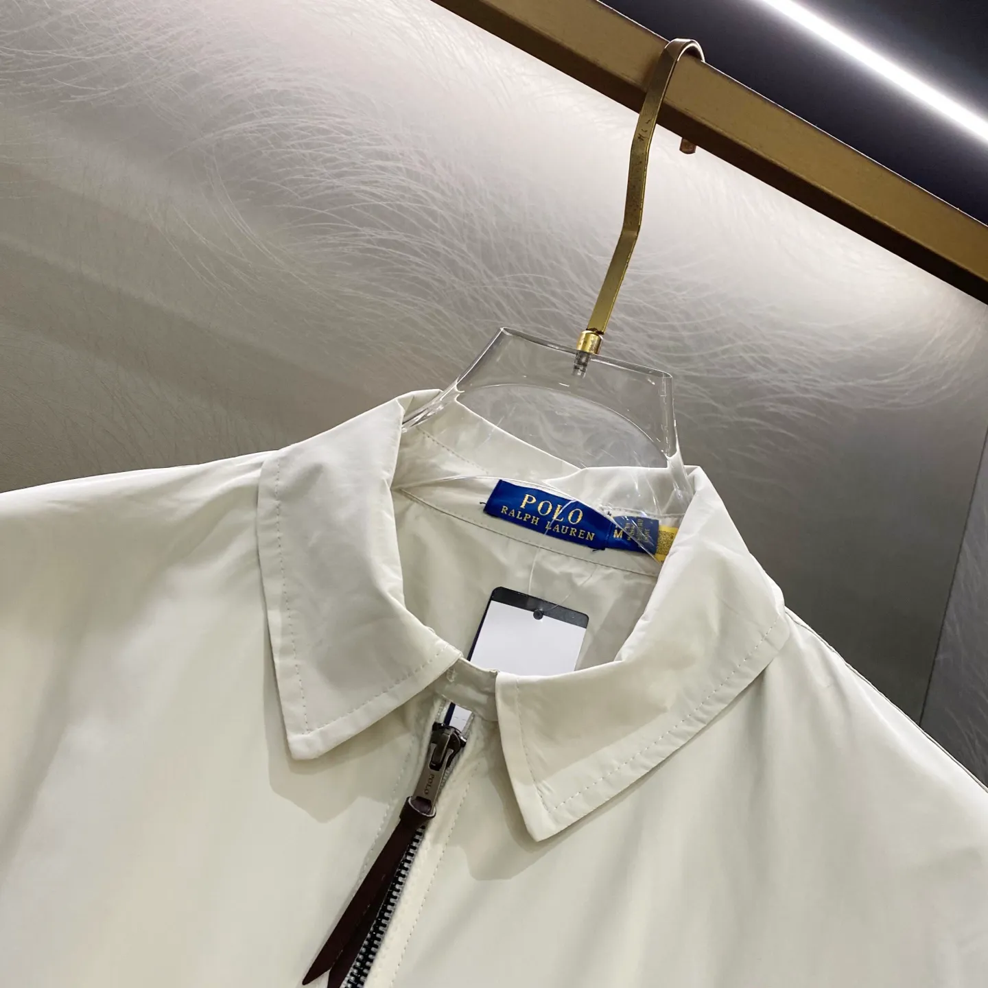 P310 Ralph Lauren Ralph Lauren polo official website celebrity unisex men's old money style veteran stand-up collar workwear Harrington waterproof jacket. Ralph has gone crazy this year. Tops worn by major Internet celebrities [original replica, top version] A must-have item for the new spring and autumn. It never goes out of style. I didn't expect that old money style is also a must when it comes to outdoor. Travel/outdoor/business, perfect for various scenes. Available in three colors, double-layered fabric, each color matches well, is lightweight, and has knitted threads at the cuffs and hem. Double layer fabric, warm and comfortable. The fabric has a double-layer shin feel and is full of weight! It's not as heavy as a regular jacket, and the ordinary cotton material feels really different. This one is super comfortable, feels soft and stylish, and has a retro movie fashion feel! The fit is loose but not baggy. The size is just right and not too picky. The dropped shoulder design modifies the shoulder shape without making it look bulky. This silhouette is a style that will never go out of style after being worn for a long time. The upper body is also very durable and recognizable. The loose and reasonable fit can be worn by both men and women, making it easy to create a clean and refreshing youthful look. The embroidery on the chest is all German Oman embroidery fiber with original data. The embroidery technology is very particular about using Japanese Tajima machines to ensure the embroidery is exquisite and three-dimensional. Which is what I said is different from the ones on the market. The workmanship is a loose version and can be used by boys and girls!! Color: Khaki Navy Blue Black Off-White Size: S M L XL Length: 68/70/72/74 Bust: 122/126/130/134 Shoulder width: 53/54/55/56 Sleeve length: 65/66/67/68